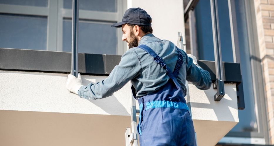 Montaż siatki na balkonie